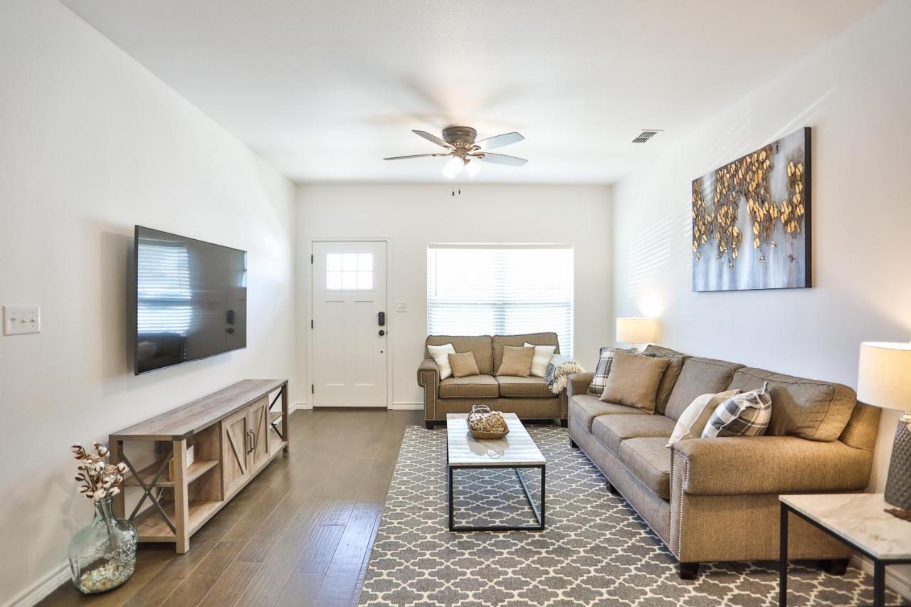 Hill Country Haven A Modern Rustic - 2 Bedroom 2 Bathroom Townhouse Off Main Street Fredericksburg Bagian luar foto