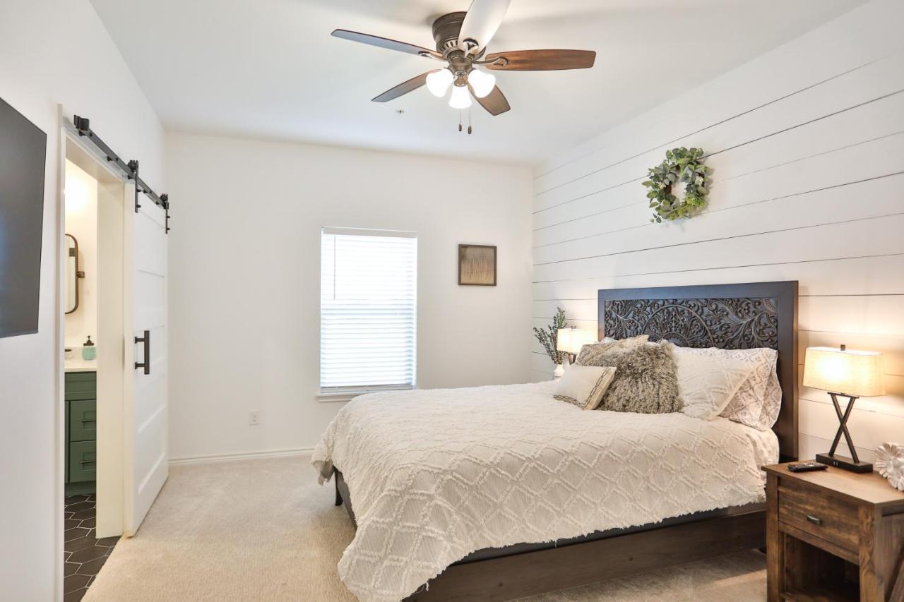 Hill Country Haven A Modern Rustic - 2 Bedroom 2 Bathroom Townhouse Off Main Street Fredericksburg Bagian luar foto