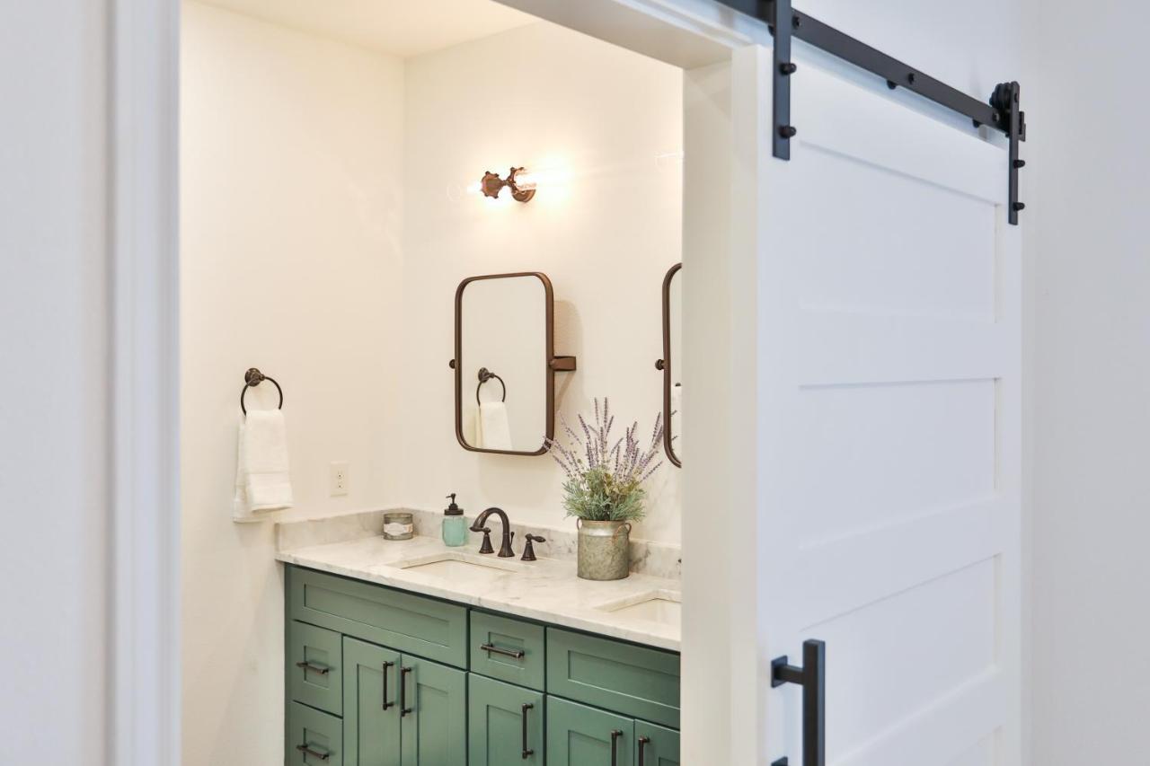 Hill Country Haven A Modern Rustic - 2 Bedroom 2 Bathroom Townhouse Off Main Street Fredericksburg Bagian luar foto