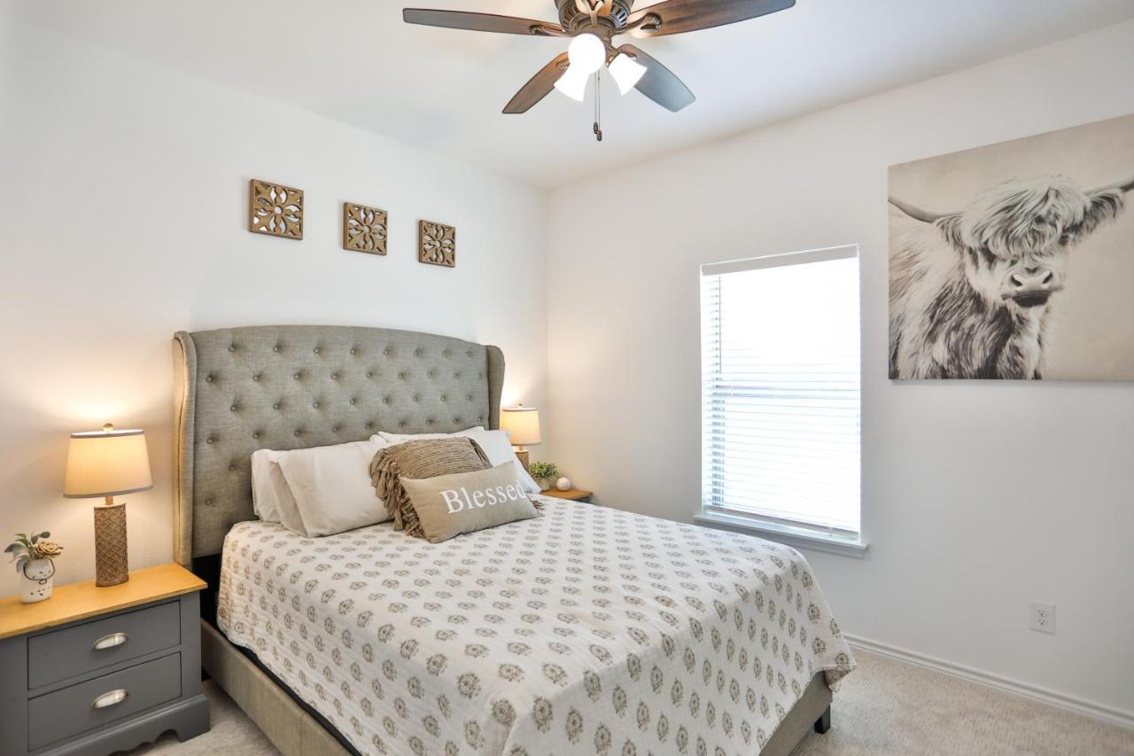 Hill Country Haven A Modern Rustic - 2 Bedroom 2 Bathroom Townhouse Off Main Street Fredericksburg Bagian luar foto