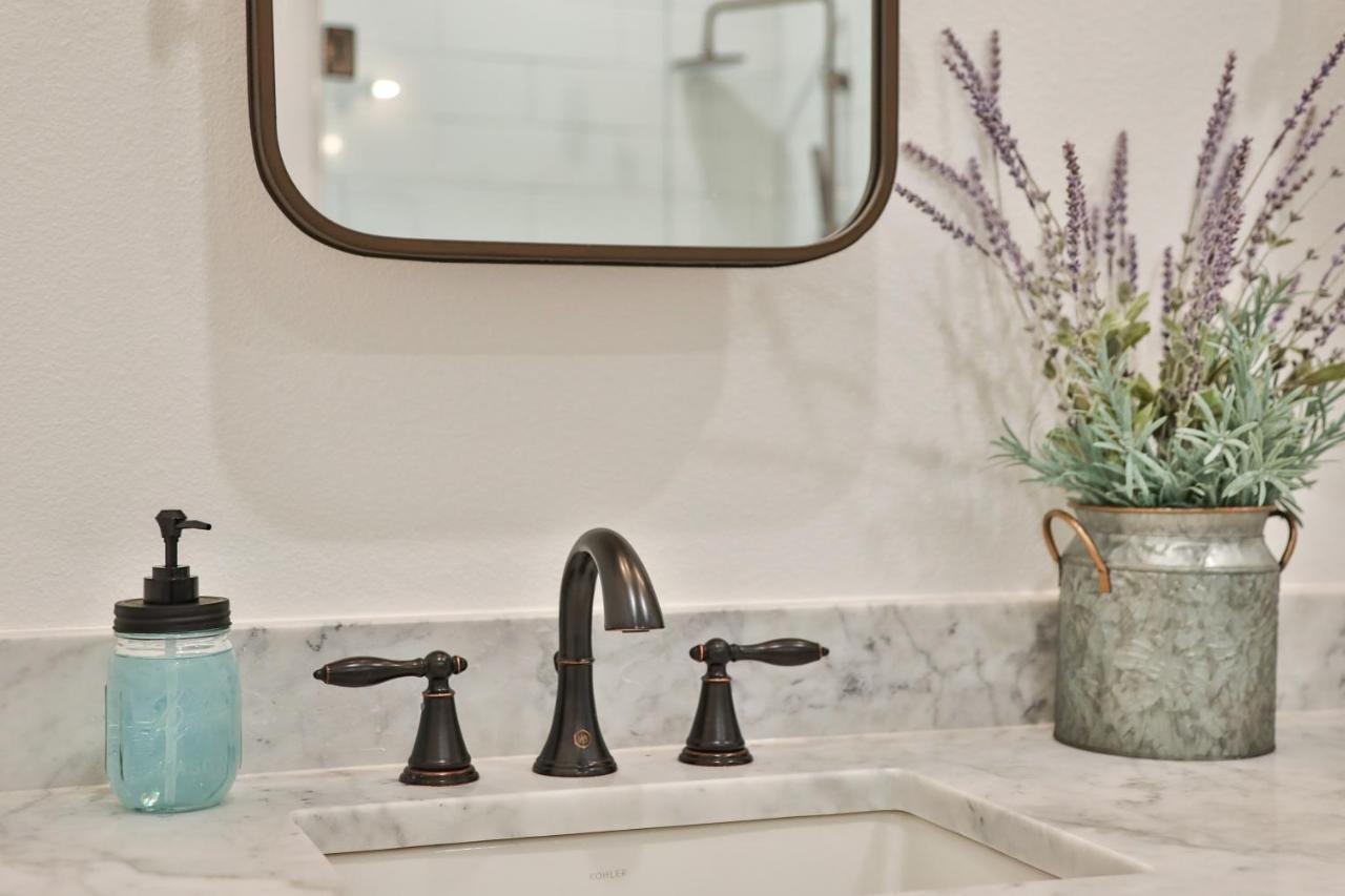 Hill Country Haven A Modern Rustic - 2 Bedroom 2 Bathroom Townhouse Off Main Street Fredericksburg Bagian luar foto
