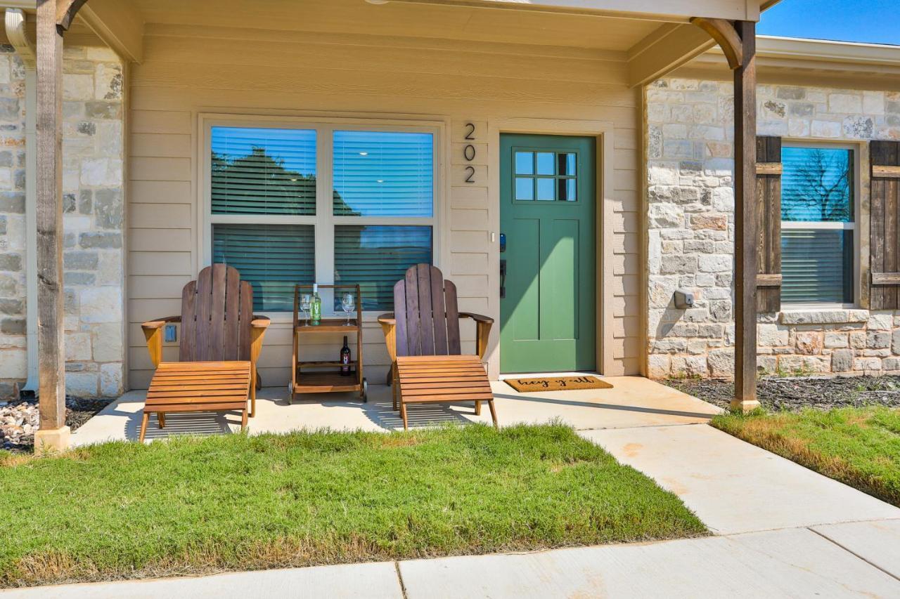 Hill Country Haven A Modern Rustic - 2 Bedroom 2 Bathroom Townhouse Off Main Street Fredericksburg Bagian luar foto